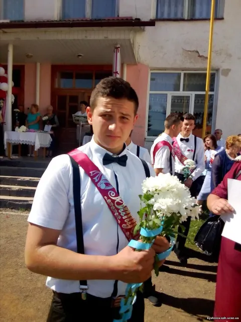 Фото 2 з 2: Свято Останнього дзвоника