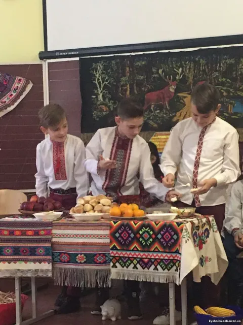 Фото 6 з 12: свято "Андріївські вечорниці"