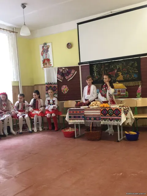 Фото 10 з 12: свято "Андріївські вечорниці"
